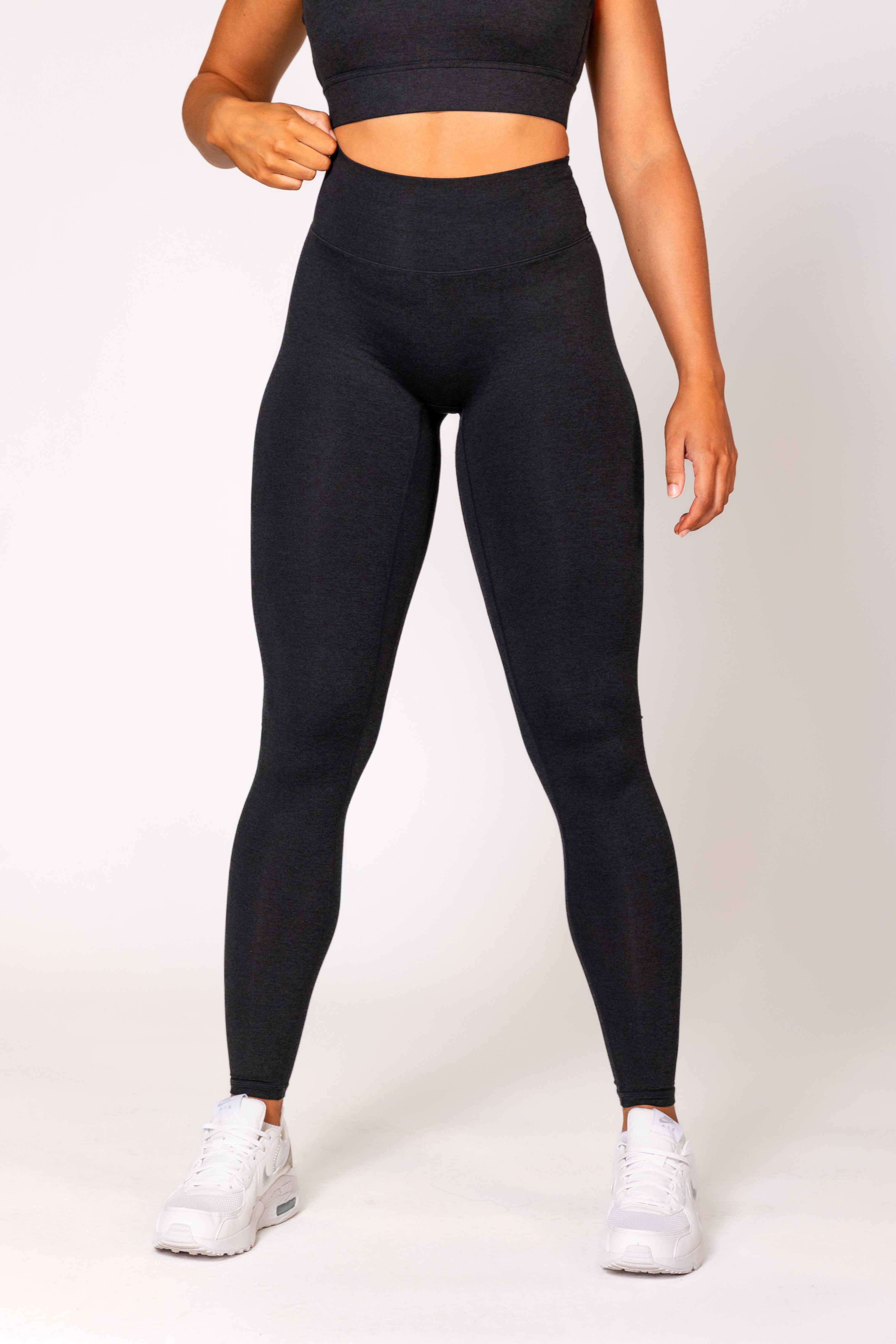 https://www.ptula.com/cdn/shop/files/bare_pro_legging_28_inseam_black_ptula_002.jpg?v=1703618338